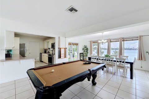 House in Miami, Florida 3 bedrooms, 127.74 sq.m. № 2251181 - photo 11
