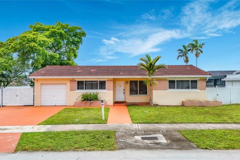 House in Miami, Florida 3 bedrooms, 127.74 sq.m. № 2251181 - photo 5