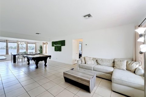 House in Miami, Florida 3 bedrooms, 127.74 sq.m. № 2251181 - photo 8