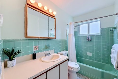 House in Miami, Florida 3 bedrooms, 127.74 sq.m. № 2251181 - photo 24