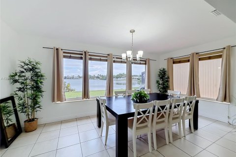 House in Miami, Florida 3 bedrooms, 127.74 sq.m. № 2251181 - photo 17