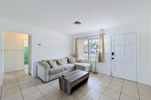 House in Miami, Florida 3 bedrooms, 127.74 sq.m. № 2251181 - photo 9