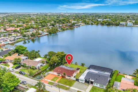 House in Miami, Florida 3 bedrooms, 127.74 sq.m. № 2251181 - photo 2