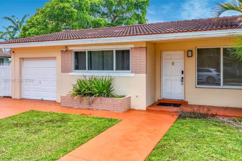 House in Miami, Florida 3 bedrooms, 127.74 sq.m. № 2251181 - photo 6