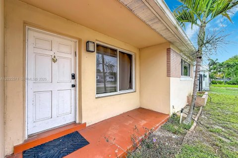 House in Miami, Florida 3 bedrooms, 127.74 sq.m. № 2251181 - photo 7