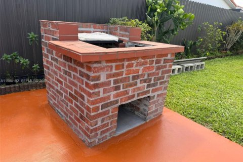 House in Miami, Florida 3 bedrooms, 136.57 sq.m. № 2043989 - photo 16