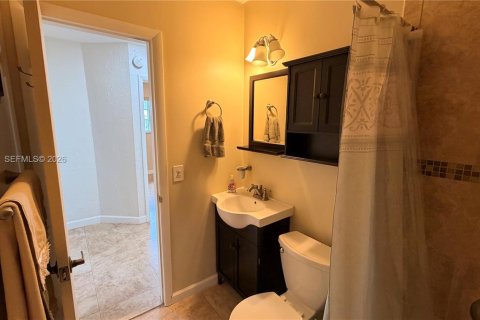 House in Miami, Florida 3 bedrooms, 136.57 sq.m. № 2043989 - photo 11