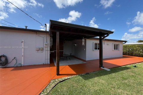 House in Miami, Florida 3 bedrooms, 136.57 sq.m. № 2043989 - photo 13