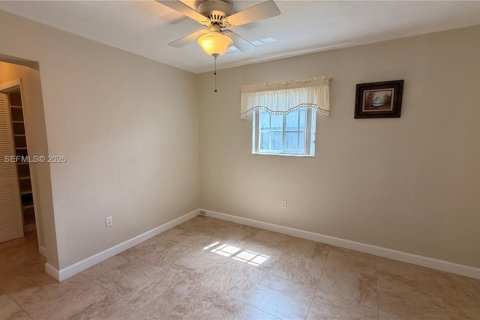 House in Miami, Florida 3 bedrooms, 136.57 sq.m. № 2043989 - photo 5