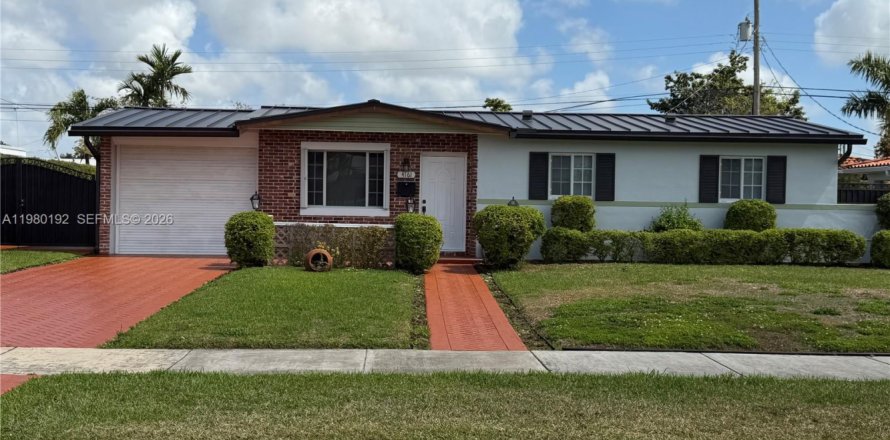 House in Miami, Florida 3 bedrooms, 136.57 sq.m. № 2043989