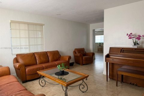 House in Miami, Florida 3 bedrooms, 136.57 sq.m. № 2043989 - photo 2