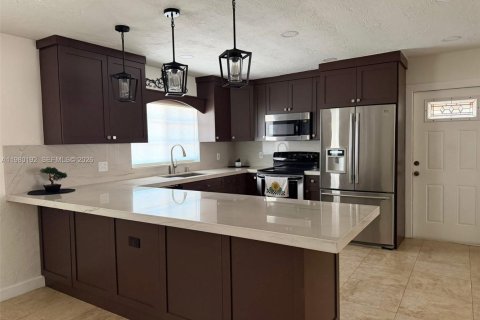 House in Miami, Florida 3 bedrooms, 136.57 sq.m. № 2043989 - photo 3