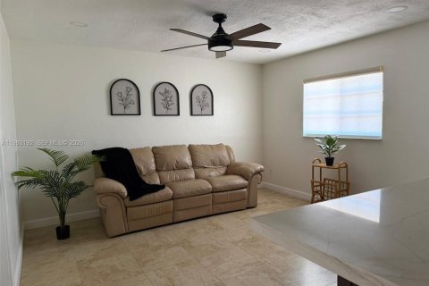 House in Miami, Florida 3 bedrooms, 136.57 sq.m. № 2043989 - photo 4
