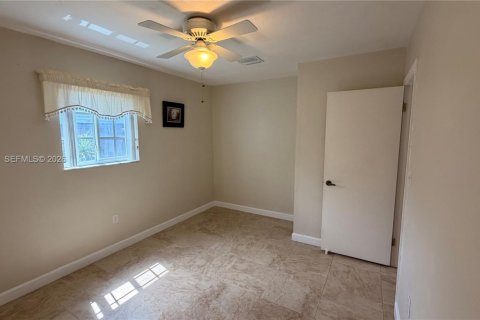 House in Miami, Florida 3 bedrooms, 136.57 sq.m. № 2043989 - photo 6