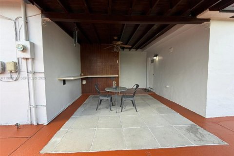 House in Miami, Florida 3 bedrooms, 136.57 sq.m. № 2043989 - photo 14