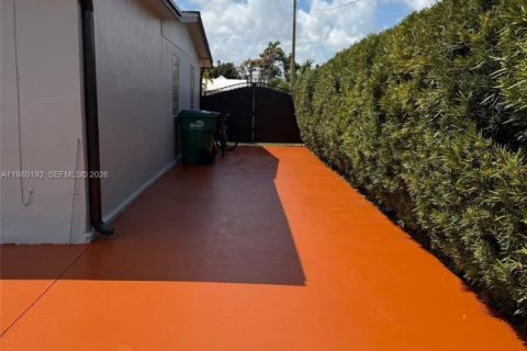 House in Miami, Florida 3 bedrooms, 136.57 sq.m. № 2043989 - photo 17