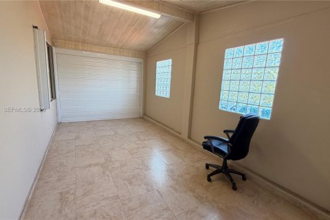 House in Miami, Florida 3 bedrooms, 136.57 sq.m. № 2043989 - photo 12