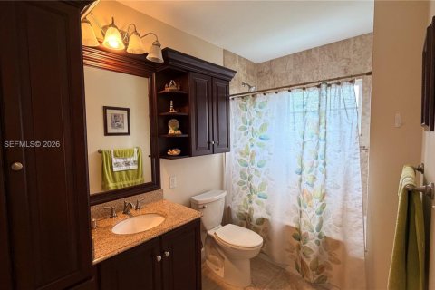 House in Miami, Florida 3 bedrooms, 136.57 sq.m. № 2043989 - photo 8