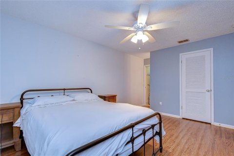 Condo in Zephyrhills, Florida, 2 bedrooms № 2098033 - photo 16