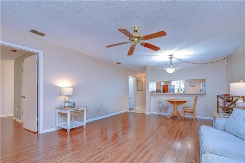 Condo in Zephyrhills, Florida, 2 bedrooms № 2098033 - photo 13