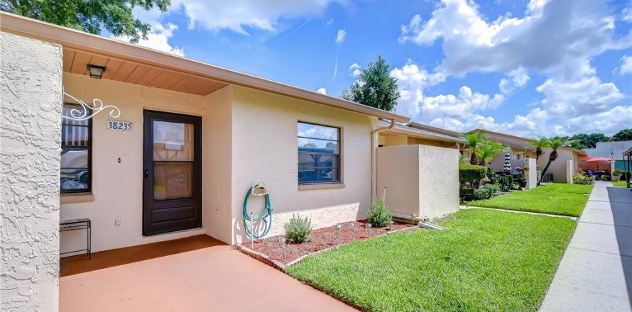 Condo in Zephyrhills, Florida, 2 bedrooms № 2098033