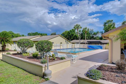 Condo in Zephyrhills, Florida, 2 bedrooms № 2098033 - photo 30
