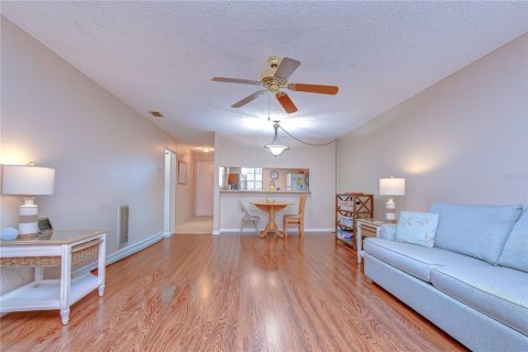 Condo in Zephyrhills, Florida, 2 bedrooms № 2098033 - photo 12