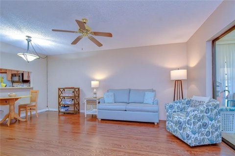 Condo in Zephyrhills, Florida, 2 bedrooms № 2098033 - photo 11
