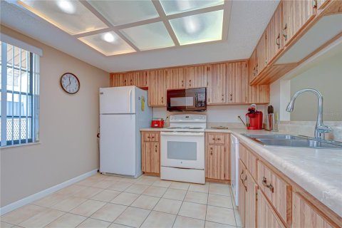 Condo in Zephyrhills, Florida, 2 bedrooms № 2098033 - photo 5