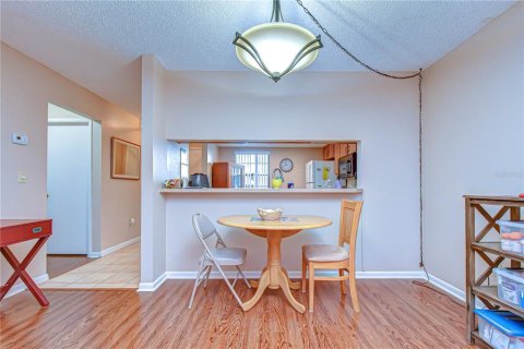 Condo in Zephyrhills, Florida, 2 bedrooms № 2098033 - photo 9