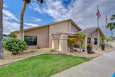 Condo in Zephyrhills, Florida, 2 bedrooms № 2098033 - photo 26