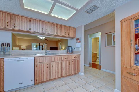 Condo in Zephyrhills, Florida, 2 bedrooms № 2098033 - photo 7