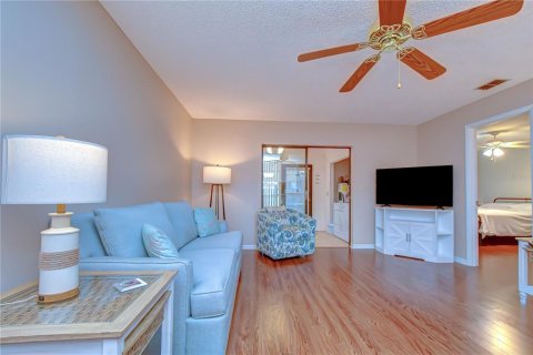 Condo in Zephyrhills, Florida, 2 bedrooms № 2098033 - photo 10