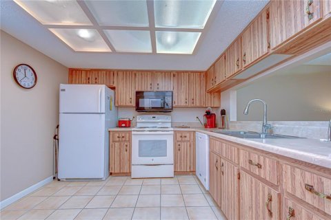 Condo in Zephyrhills, Florida, 2 bedrooms № 2098033 - photo 4