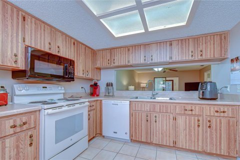 Condo in Zephyrhills, Florida, 2 bedrooms № 2098033 - photo 8