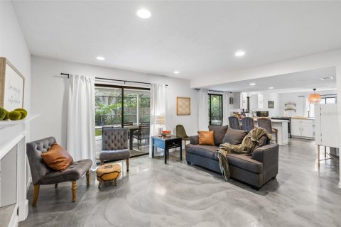 House in Temple Terrace, Florida 4 bedrooms, 217.76 sq.m. № 2356161 - photo 5