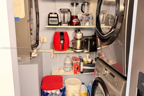 Condo in Greenacres, Florida, 2 bedrooms № 1977082 - photo 13