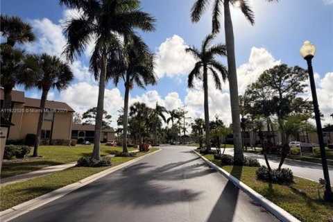 Condo in Greenacres, Florida, 2 bedrooms № 1977082 - photo 2