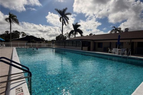 Condo in Greenacres, Florida, 2 bedrooms № 1977082 - photo 1
