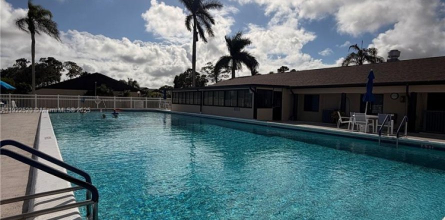 Condo in Greenacres, Florida, 2 bedrooms № 1977082