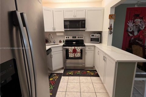 Condo in Greenacres, Florida, 2 bedrooms № 1977082 - photo 12