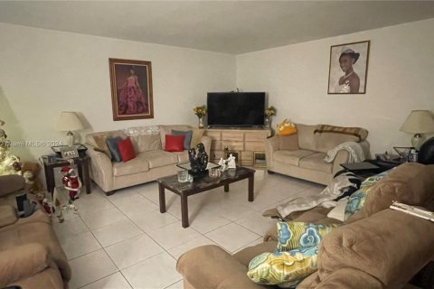 Condominio en venta en North Miami, Florida, 2 dormitorios, 116.13 m2 № 1985473 - foto 2