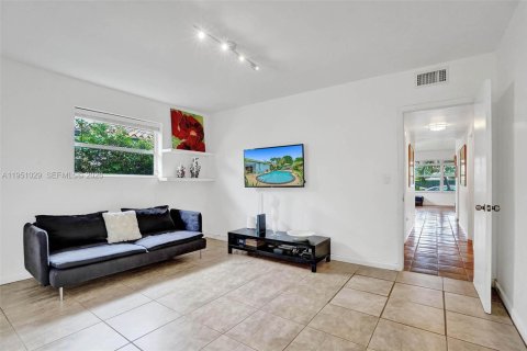 House in North Bay Village, Florida 4 bedrooms, 154.5 sq.m. № 2011004 - photo 24