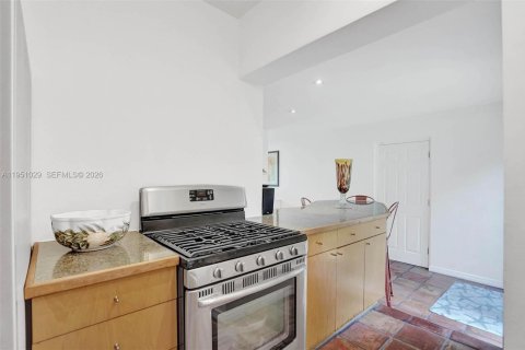 House in North Bay Village, Florida 4 bedrooms, 154.5 sq.m. № 2011004 - photo 18