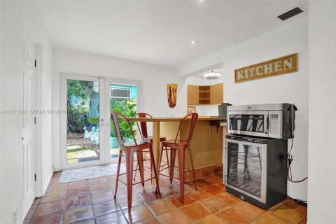 House in North Bay Village, Florida 4 bedrooms, 154.5 sq.m. № 2011004 - photo 14