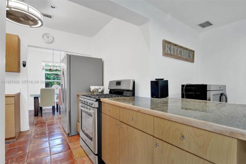 House in North Bay Village, Florida 4 bedrooms, 154.5 sq.m. № 2011004 - photo 15