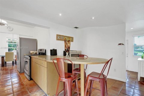 House in North Bay Village, Florida 4 bedrooms, 154.5 sq.m. № 2011004 - photo 17