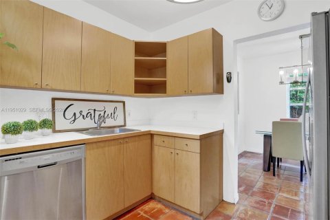 House in North Bay Village, Florida 4 bedrooms, 154.5 sq.m. № 2011004 - photo 13