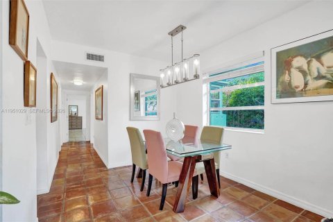 House in North Bay Village, Florida 4 bedrooms, 154.5 sq.m. № 2011004 - photo 11