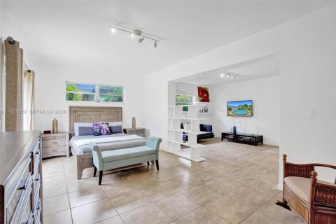 House in North Bay Village, Florida 4 bedrooms, 154.5 sq.m. № 2011004 - photo 21